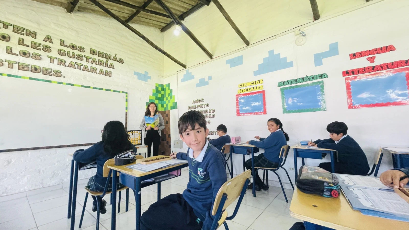 Estudiante de Educación Básica en clase